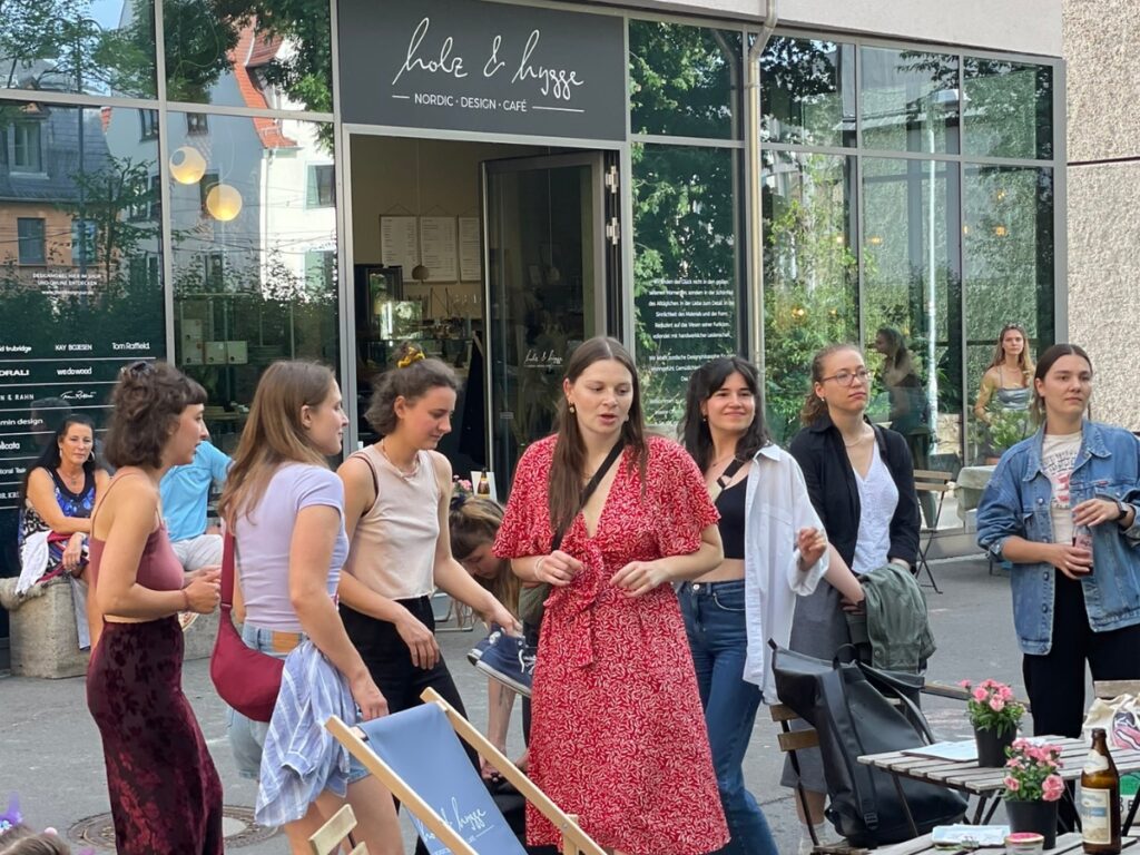 Veranstaltungen und Events bei Holz & Hygge in Jena - Gäste genießen den Abend bei Drinks und Musik