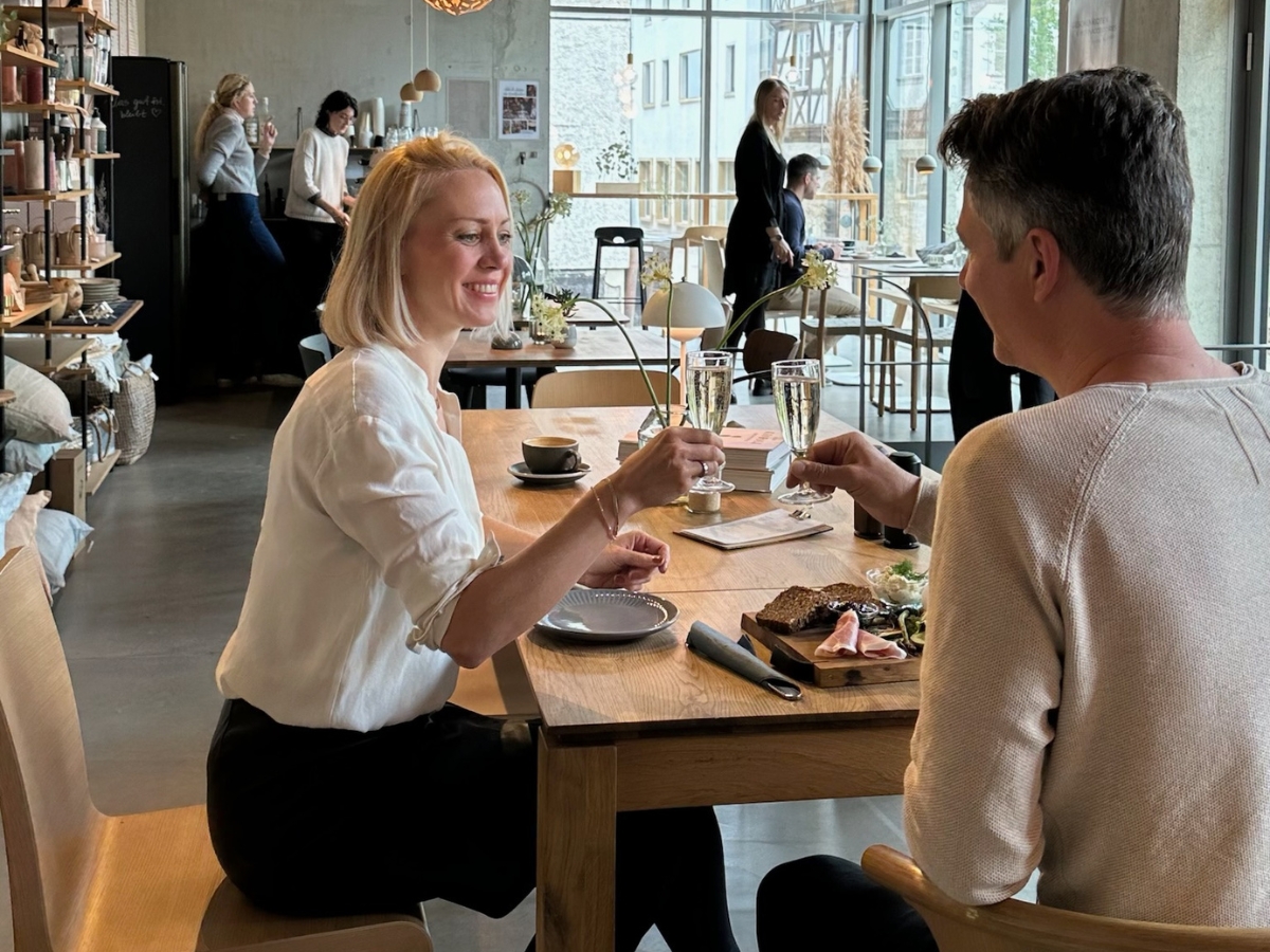 Gäste im Holz & Hygge Café beim Genießerfrühstück mit Sekt