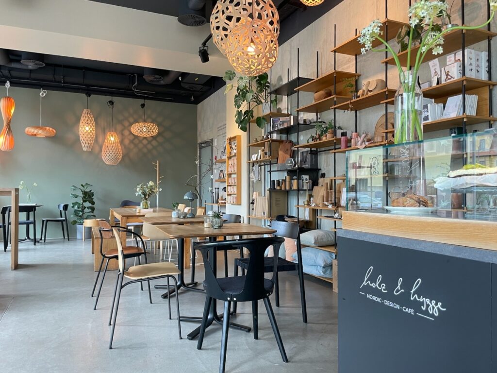 Holz & Hygge Café in Jena mieten – kreative Räume mit Holzdetails, Designleuchten und klarer Formensprache