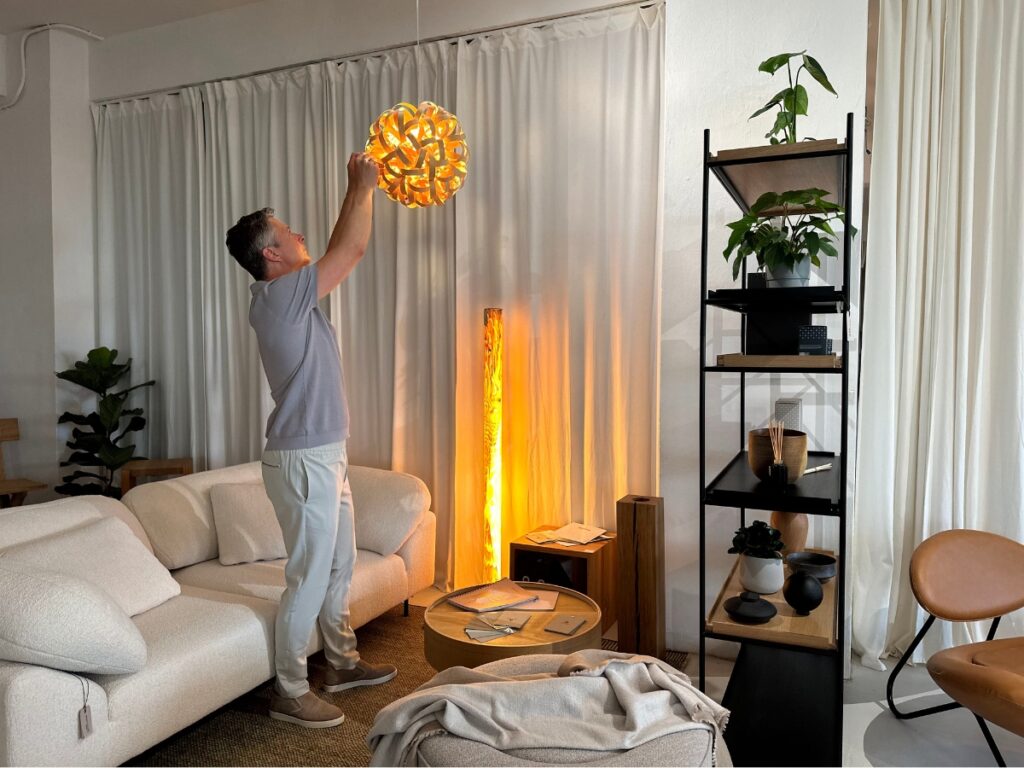 Holz & Hygge Gründer Stefan Weiland im Holz & Hygge Studio Showroom