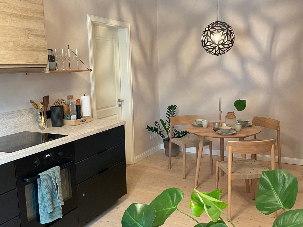 Küche im Hygge Apartment in Jena mit skandinavischen Designmöbeln